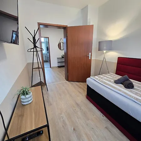 아파트 5 Personen, Naehe Bahnhof, Wlan,balkon
