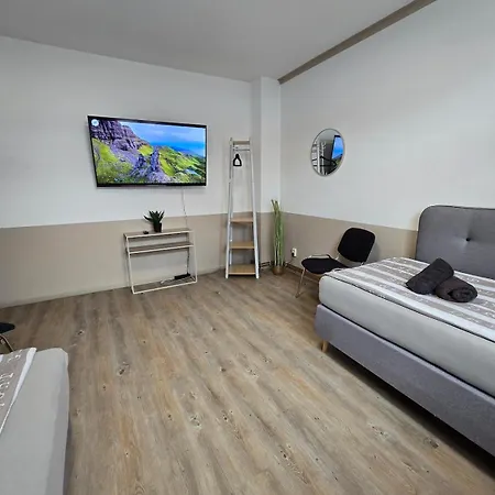 아파트 5 Personen, Naehe Bahnhof, Wlan,balkon