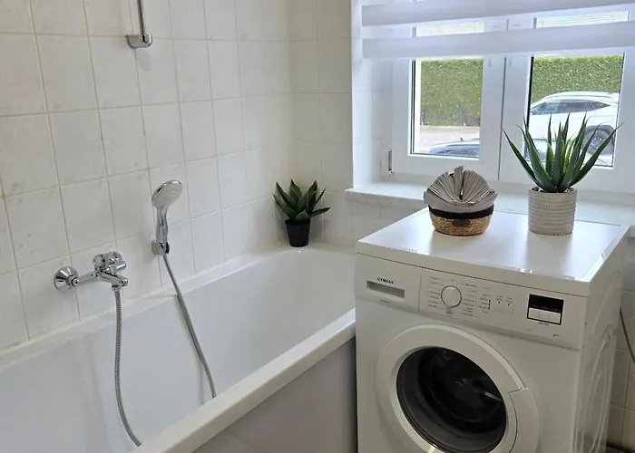 5 Personen, Nähe Bahnhof, Wlan,balkon Apartment *