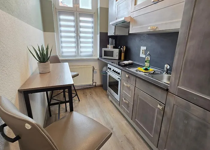 5 Personen, Nähe Bahnhof, Wlan,balkon Apartment *